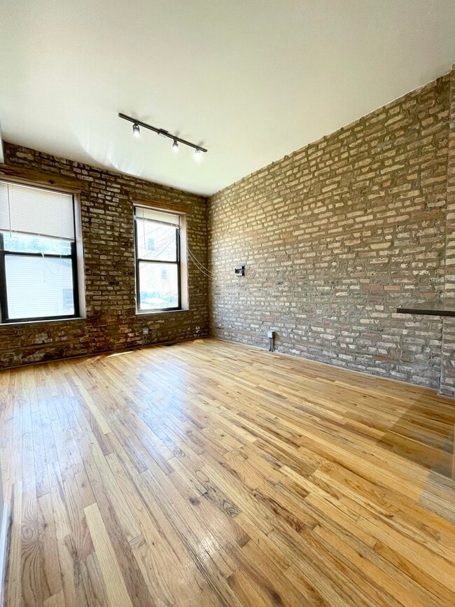 Building Photo - 1927 N Wolcott Ave