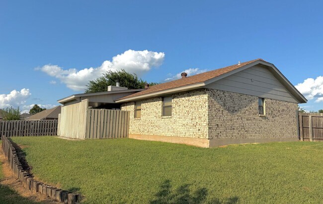 Building Photo - Complete new remodel 3-2-2 home off Broadway in the heart of Moore!