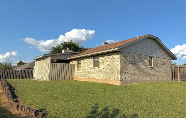 Building Photo - COMPLETELY RENOVATED 2025- 3-2-2 home off Broadway in Moore OK!