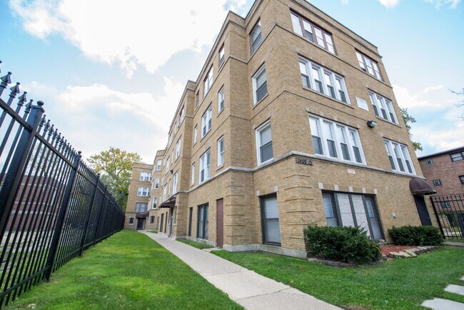 Building Photo - 7409 S Yates