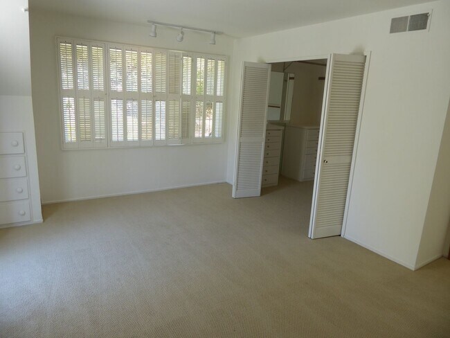 Building Photo - SPACIOUS AND SECLUDED THREE BED / TWO BATH HOME IN ROSS WITH POOL