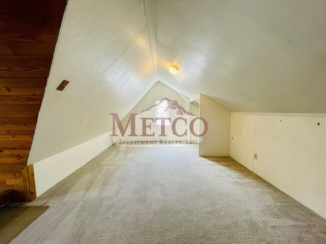 Building Photo - 4 bedroom 1 1/2 bath home close to U of O