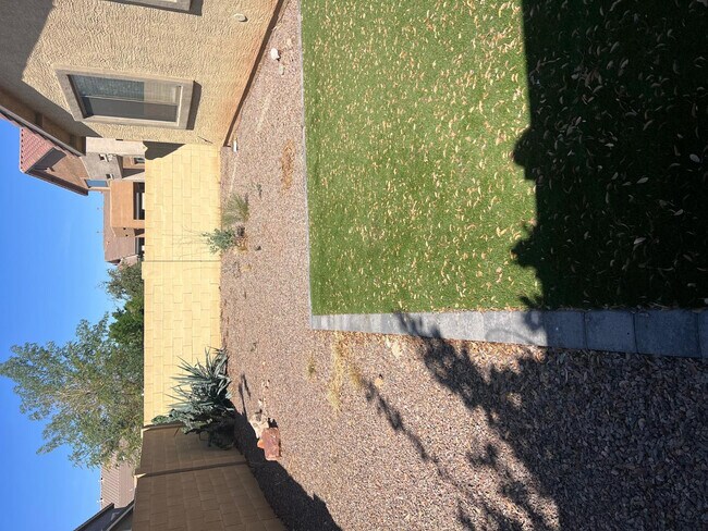 Building Photo - 10335 W Robin Ln