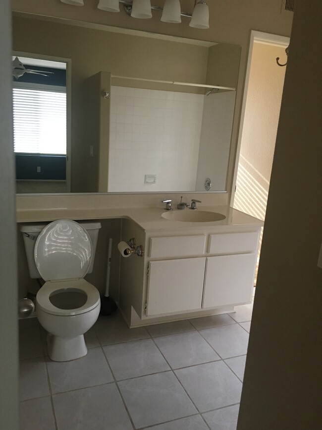 2nd bathroom - 2nd floor - 1692 Avenida Guillermo