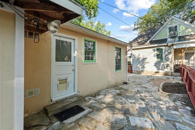 Building Photo - 204 W 43rd St