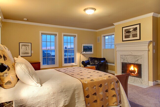 Building Photo - Queen Anne Home