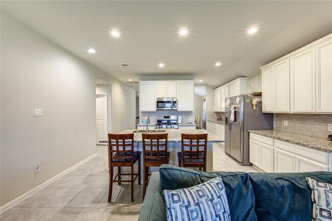 Building Photo - 9011 Hemlock Dr