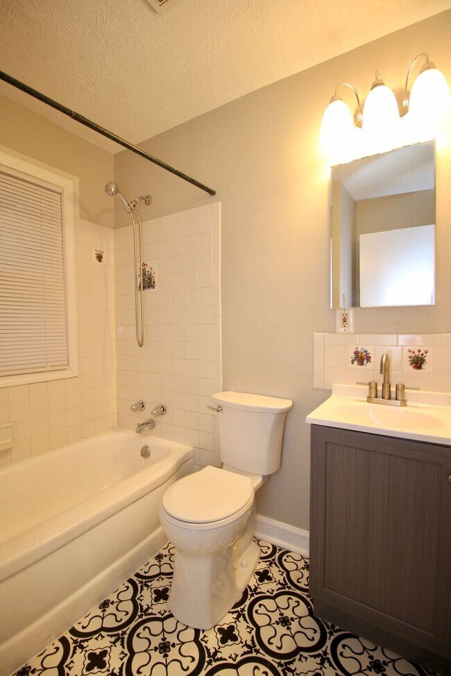 Building Photo - Adorable 3-brm brick ranch with lots of na...