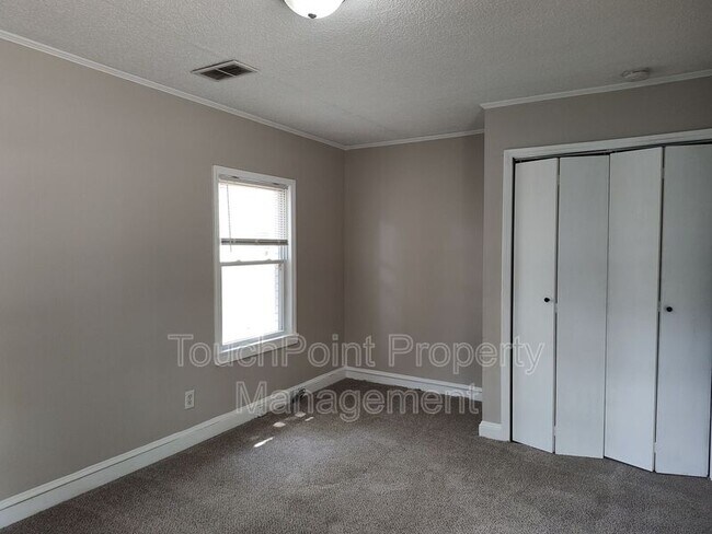 Building Photo - 1405 Shamrock Dr