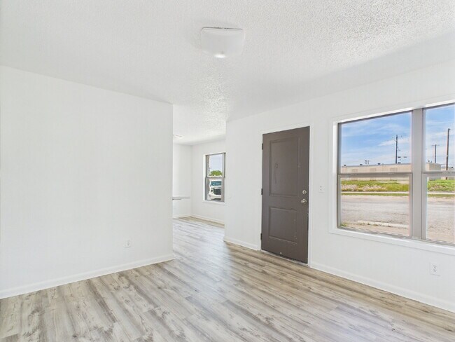 Building Photo - Lower Level 2/1