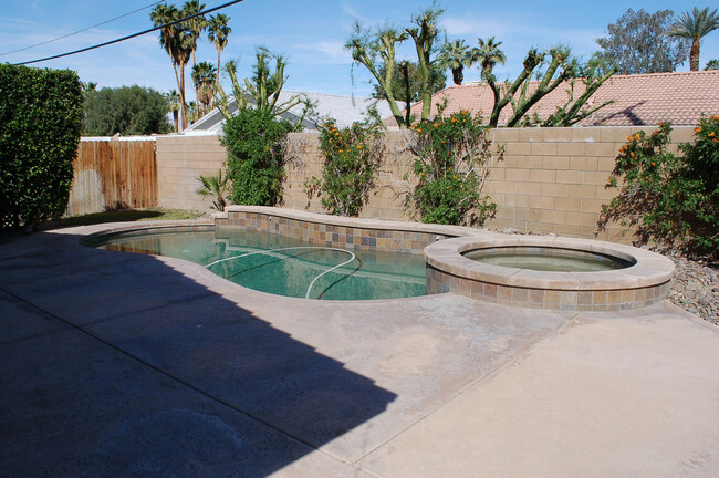 Building Photo - POOL Home Low in the Cove