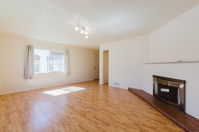 Building Photo - 3 Bedroom 2 Bathroom