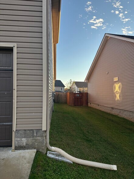 Building Photo - 1124 Eagles View Dr