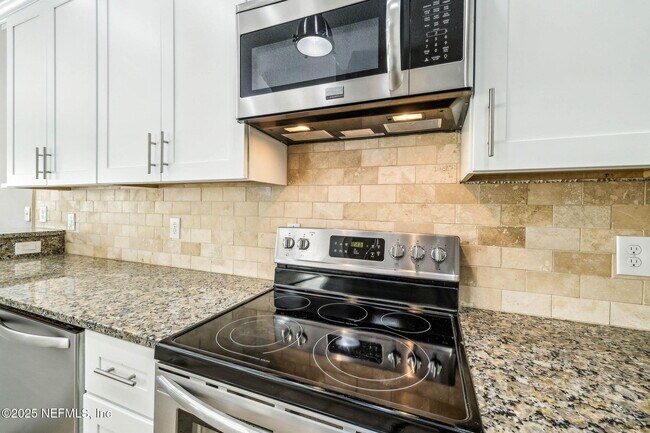 Building Photo - 137 3rd St S