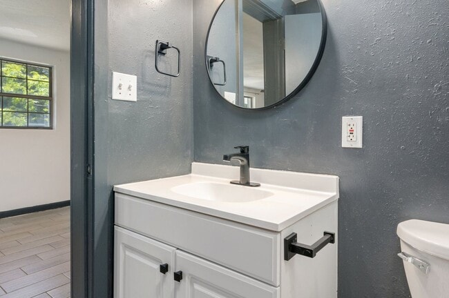 Building Photo - Updated home in Fort Walton Beach!