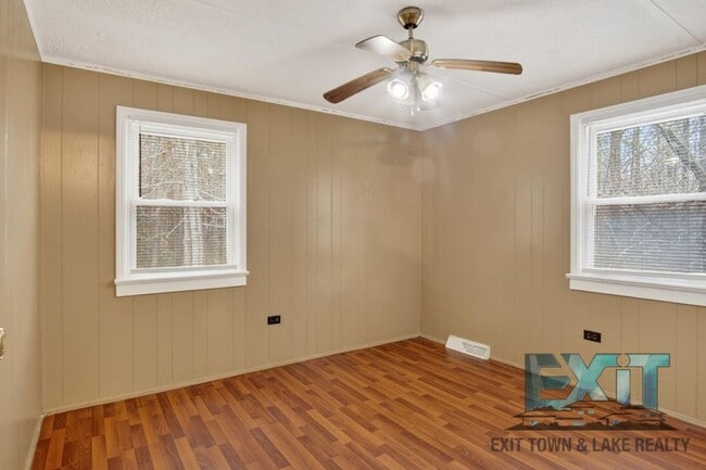 Building Photo - 3 Bedroom, 1 Bath Home Available