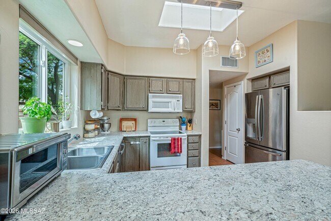 Building Photo - 6486 N Sun Bluff Dr