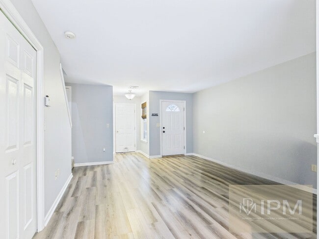 Building Photo - 1/2 First Months Rent!! Bright 2 Bed, 1.5 Bath Townhome in New Cumberland!
