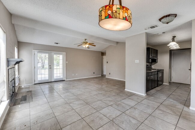 Building Photo - 3 Bedroom 2 Bath Home with Massive Fenced ...