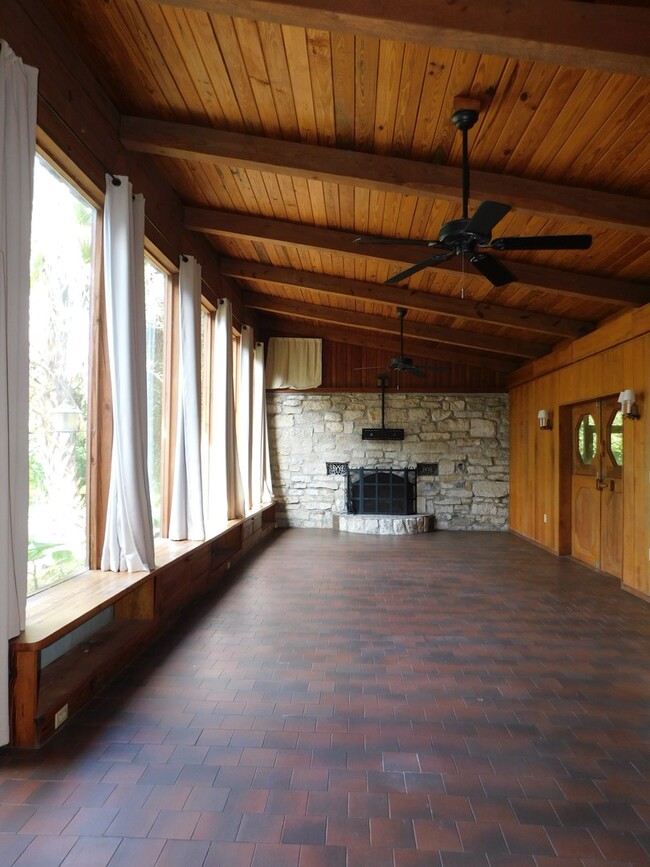 Building Photo - Gorgeous Rustic Home in Alachua!