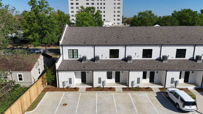 Building Photo - 2211 Paul W Bryant Dr