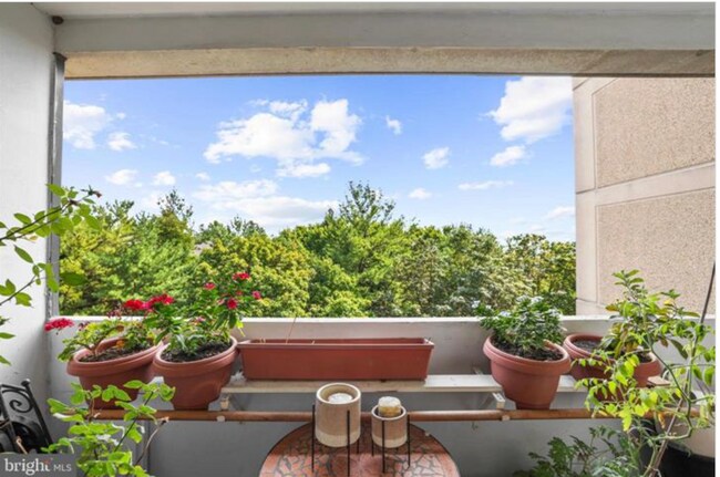 Building Photo - Bright And Spacious 2 Bed 2 Bath Condi With Balcony In Vibrant Highpointe