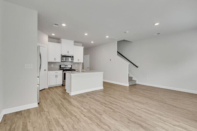 Building Photo - Two-story 3BR/2.5BA townhome in Foxcroft T...