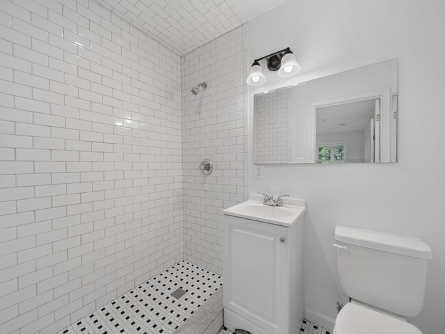 Building Photo - Newly Built 4BR/3BA Two-Level Townhome with Parking - Minutes to Navy Yard & Capitol Hill