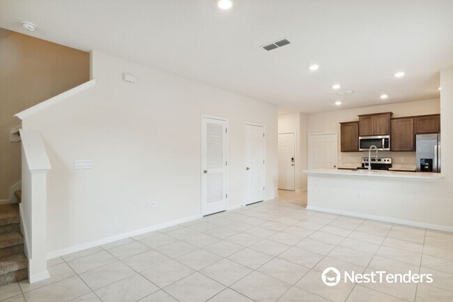 Building Photo - Beautiful End Unit Townhome!