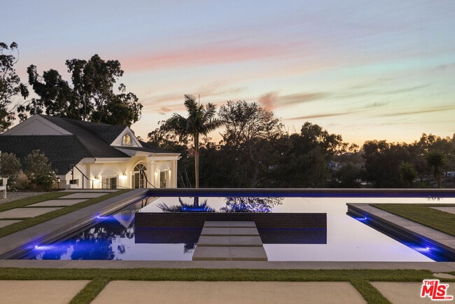 Building Photo - 6671 Dume Dr