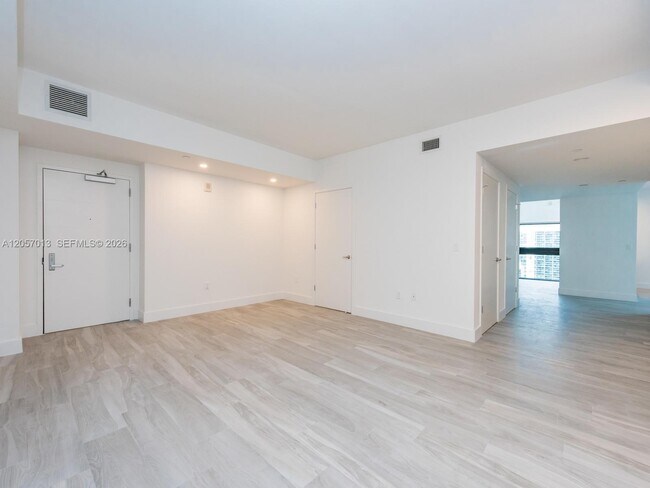 Building Photo - 1010 Brickell Ave
