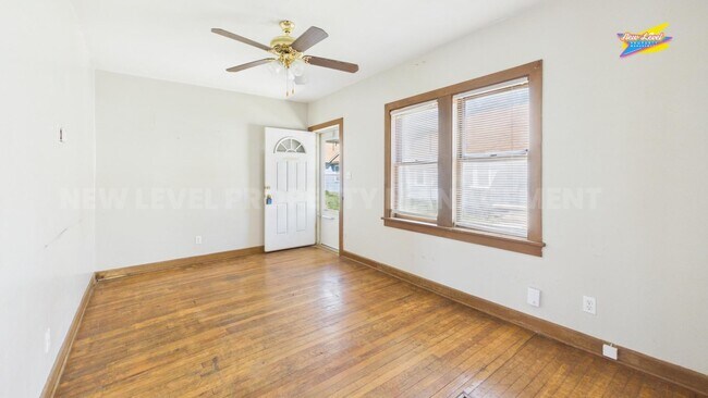 Building Photo - 413 E 6th St