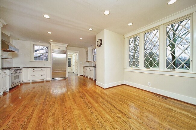 Building Photo - Stunning Tudor-style 4BR/3.5BA home in a prime, unbeatable location!