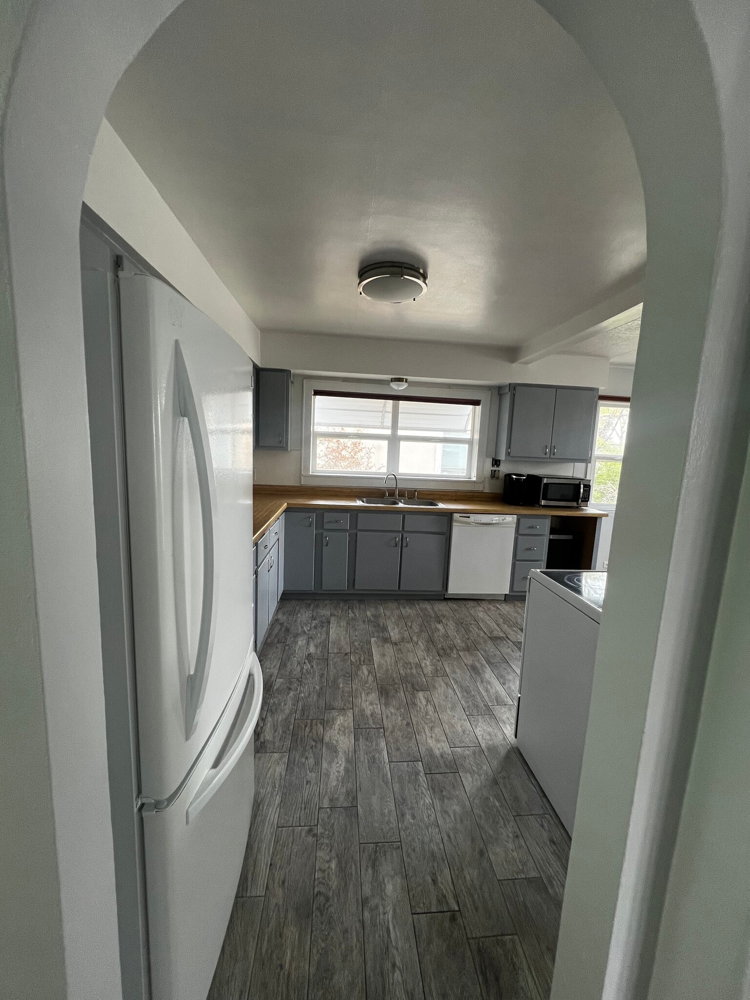 Kitchen - 219 E Montezuma Ave