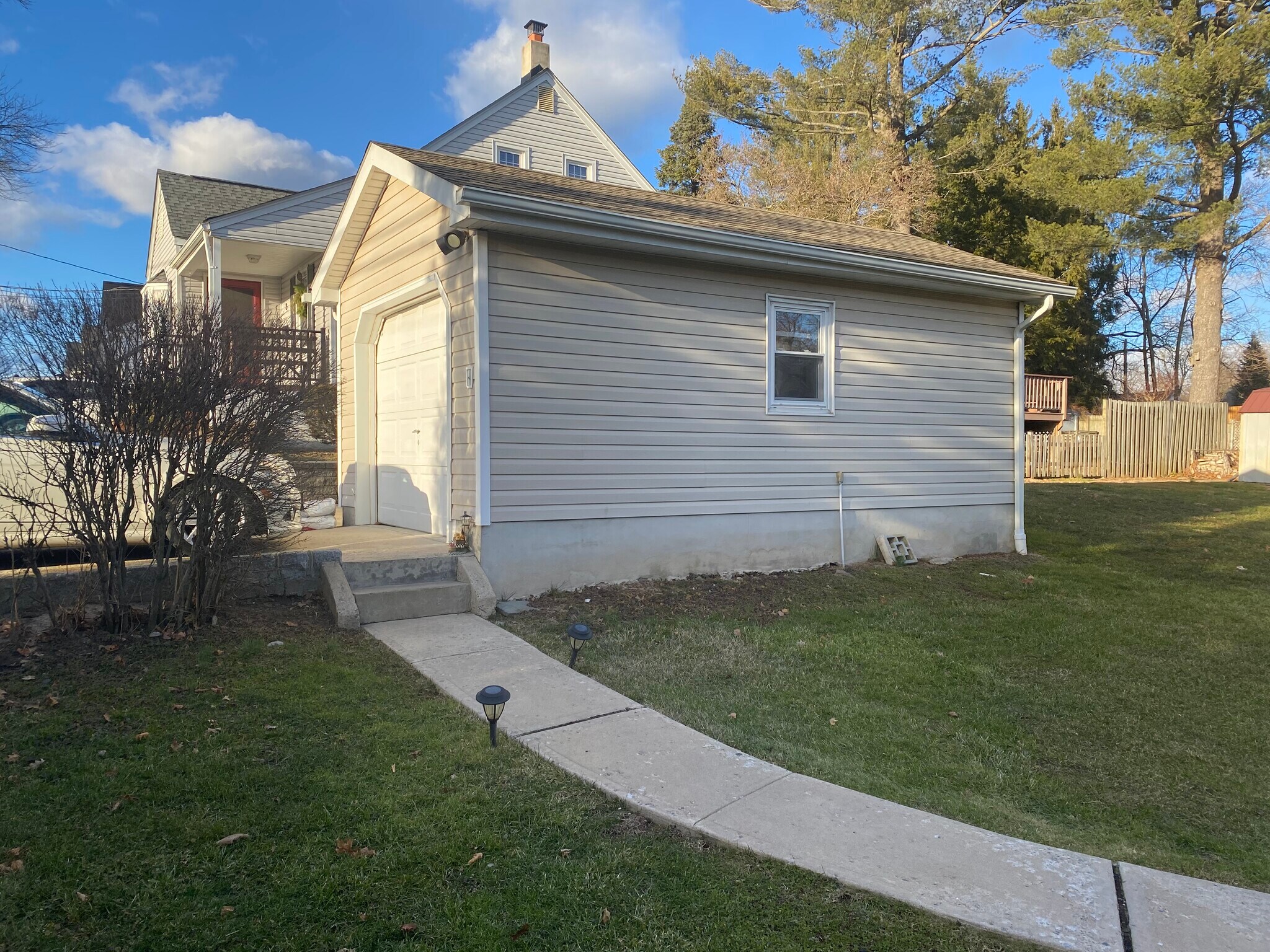 Building Photo - 95 Sycamore Ave