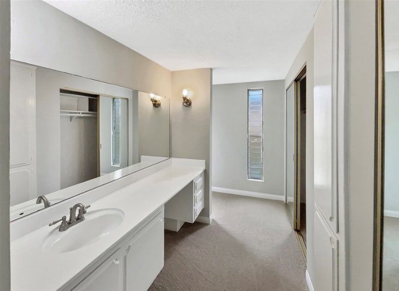 Building Photo - 5540 Royal Hill Dr