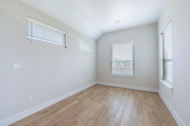 Building Photo - 1012 Heartleaf Dr