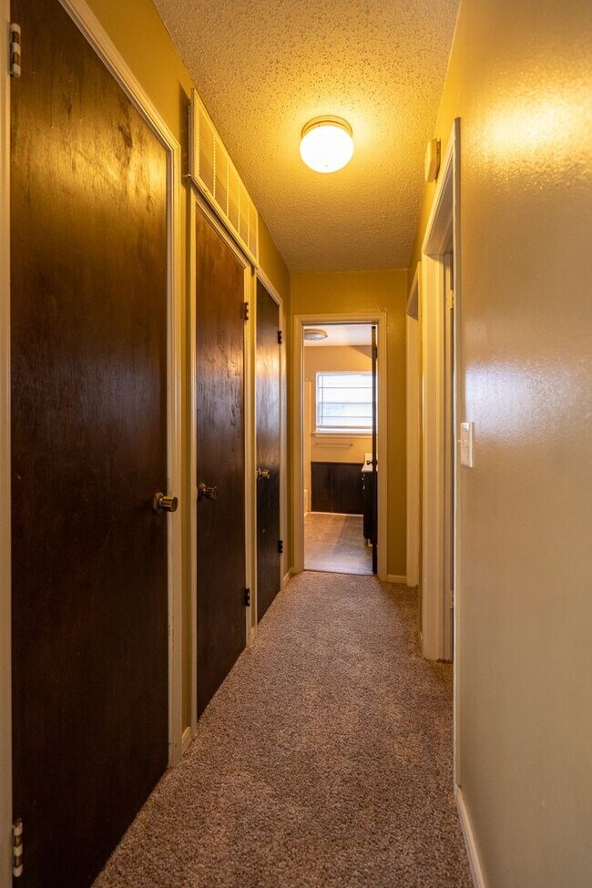 Building Photo - Spacious Backyard, 2 Car Garage, Close to NW Expressway!
