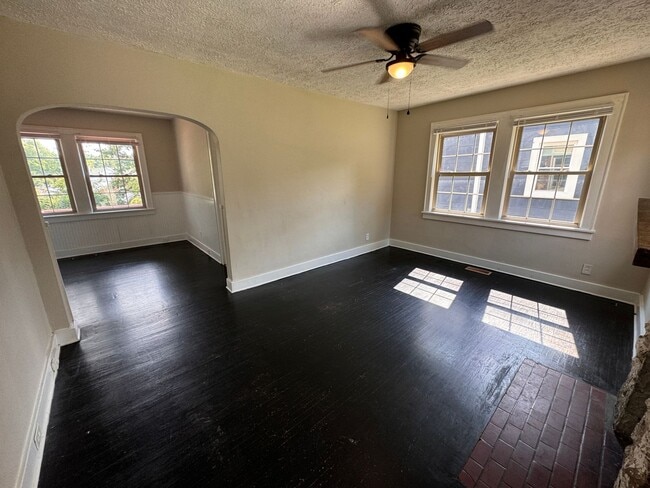 Building Photo - Charming Three bedroom, one bath house!