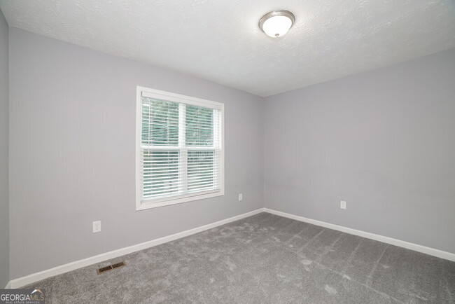 Building Photo - 6513 Mitchell Ln SW