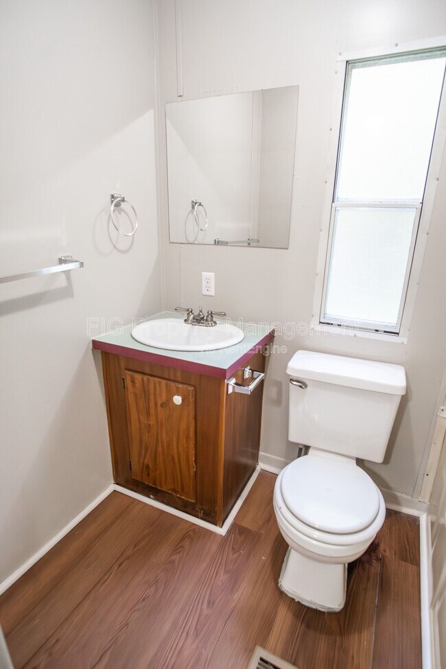 Building Photo - 821 Hillvale Rd