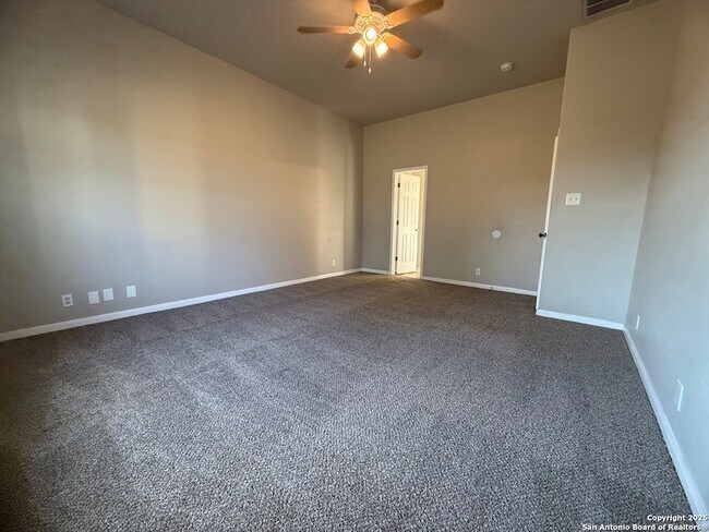 Building Photo - 570 Roadrunner Ave