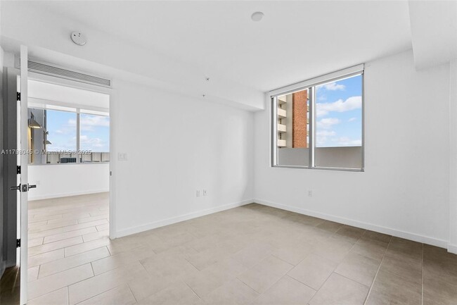 Building Photo - 2150 N Bayshore Dr