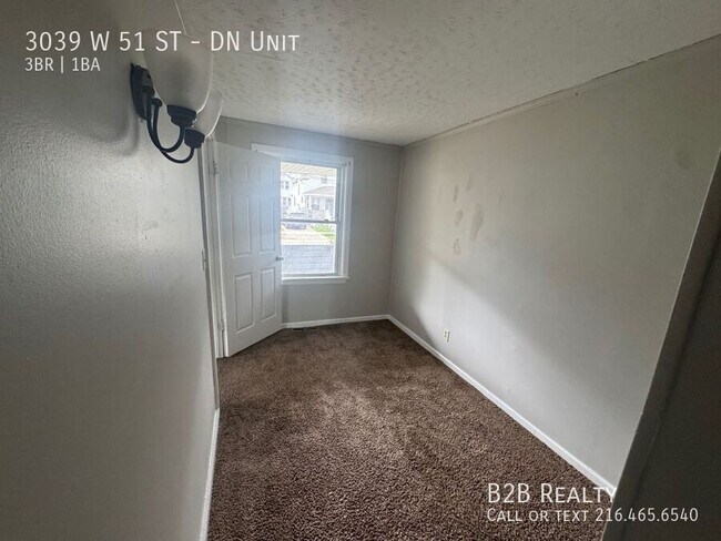 Building Photo - 3039 W 51st St