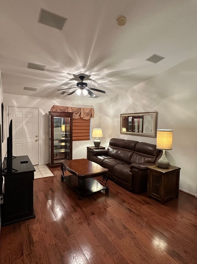 Building Photo - BEAUTIFUL 2 Bedroom 2 Bath Home