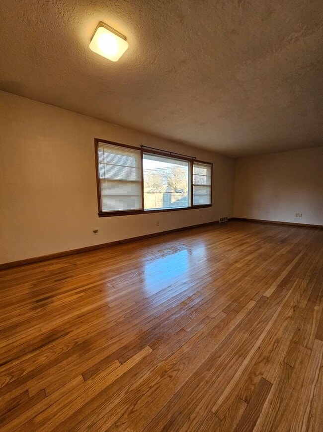 Building Photo - Move-In Special! 1/2 off 1st Month! (3) Bed/(2) Bath + (2) Living Areas Avail NOW!