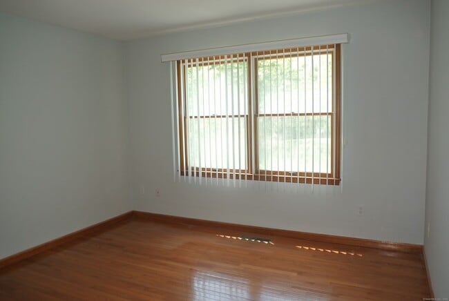 Building Photo - 302 Westwood Rd