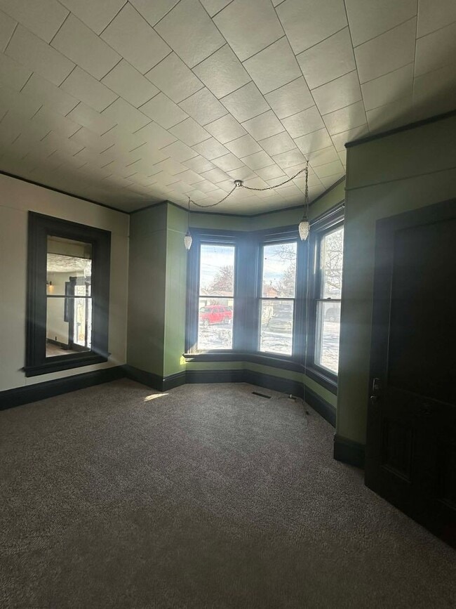 Building Photo - 711 W Adams St