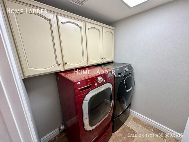 Building Photo - 10570 E San Salvador Dr
