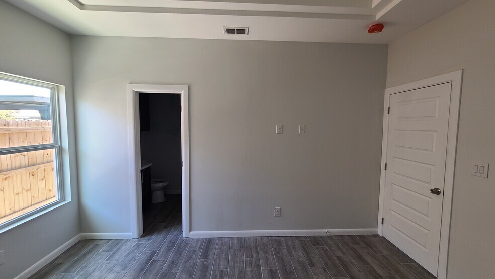 Building Photo - 803 W Smith Dr